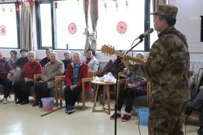 學雷鋒月暖流涌動，舟橋旅士兵情暖洪山區社會福利院